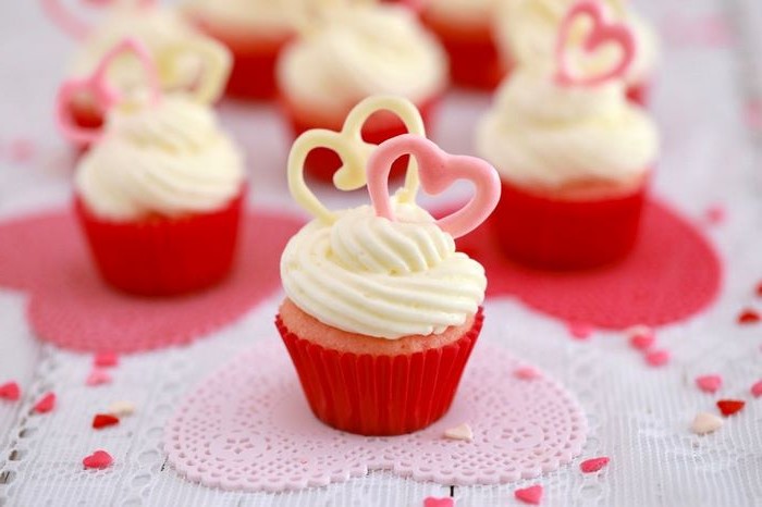 valentinstag geschenk freund schön valentinstag valentinstag geschenke für männer selber machen diy geschenk für männer cupcakes rot mit sahne selber machen