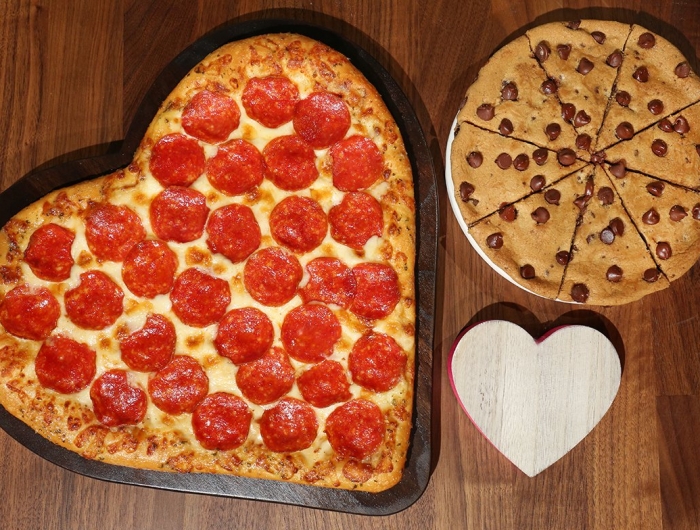 valentinstag menü für 2021 3 gänge menü romantisches essen rezepte für romantisches abend pizza in herzform tomaten pepperoni basilikum