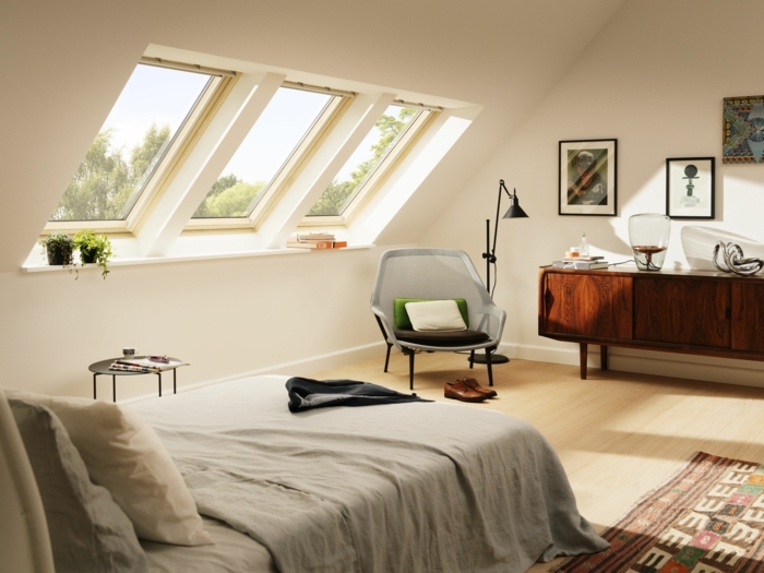 velux dachfenster austauschen scandi boho chic style einrichtung schlafzimmer grauer sessel moderner schrank aus holz deko bilder an die wand