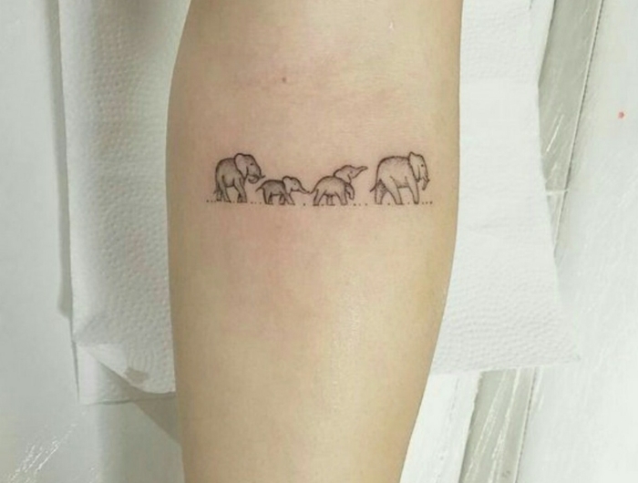 vier kleine elefanten familie tattoo symbol für familie süße tätowierung am arm idee und inspiration