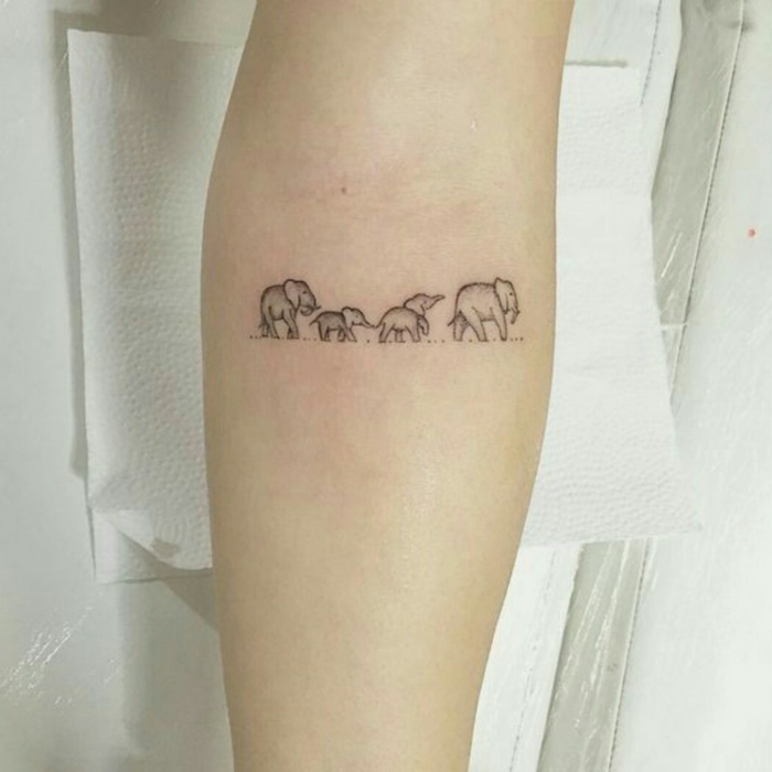 vier kleine elefanten familie tattoo symbol für familie süße tätowierung am arm idee und inspiration 