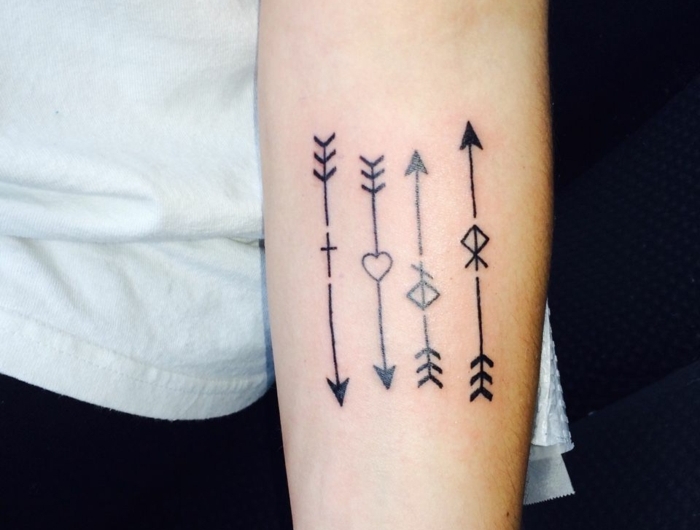 vier pfeile mit herz kleine symbole familien tattoo kreative ideen und inspiration weißes t shirt