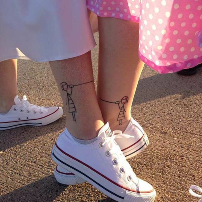 weiße converse sneakers pinker rock mit weißen pünktchen mutter kind tattoo von zwei mädchen figuren mit becher telefon