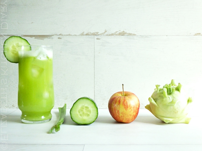 zutaten für ein glas mit smoothie aus kohlrabi einem apfel und einer gurke