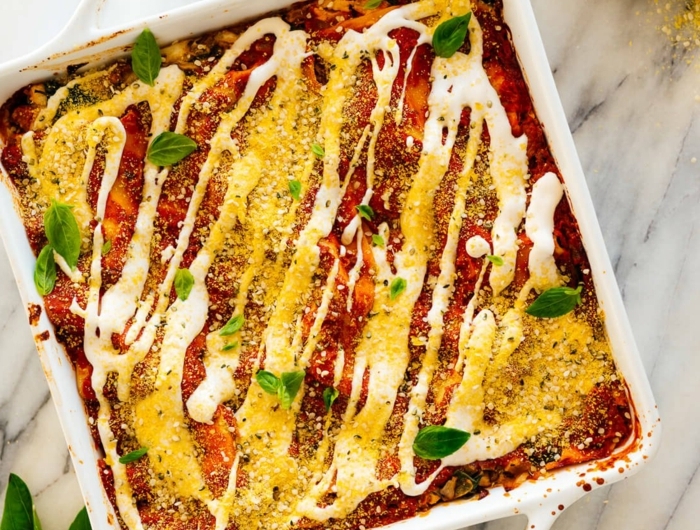 basilikum blätter lasagne mit tomaten soße faschiertes und käse vegane lasagne