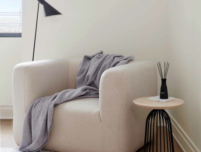 dekoration wohnzimmer skandinavischer stil interior design minimalistisch kleiner runder tisch schwarze lampe