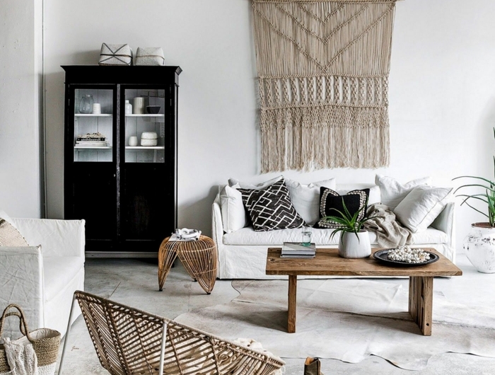 design ideen hygge wohnzimmer minimalistische inneneinrichtung großer schwarzer schrank weißes sofa deko kissen