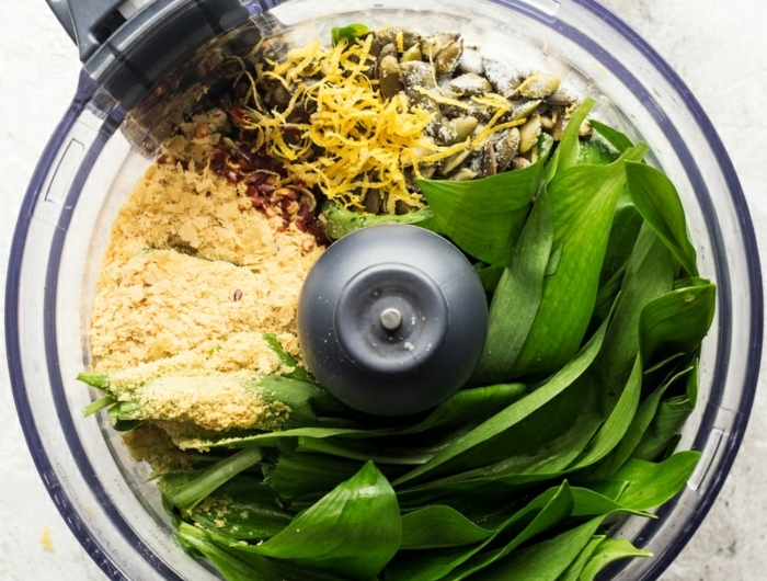 ein mixer mit grünen frischen blättern parmesan sonnenblumenkernen vegan kochen