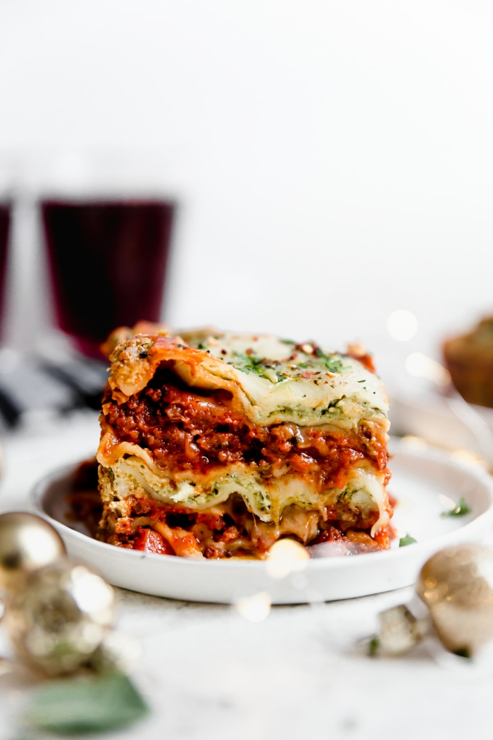 ein weißer teller mit vegetarischer lasagne mit fleischersatz lasagne selber machen rezept lasagne mit tomaten