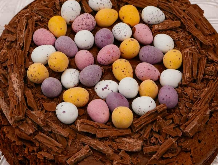 eine große torte mit schokolade viele kleine gelbe blaue und violette eier