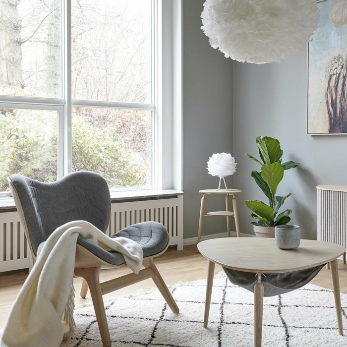 einrichtung wohnzimmer in grauen farben stuhl mit grauer polsterung runder kaffeetisch minimalistische einrichtung hygge möbel minimalistisch