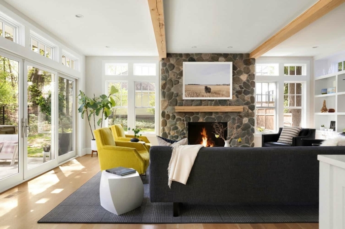 einrichtung wohnzimmer mit kontrast grauer couch mit zwei gelben sesseln wohnzimmer skandinavischer stil inspiration