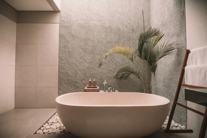 elegantes badezimmer einrichtung inspiration cremefarbene fliesen badezimmer mit badewanne