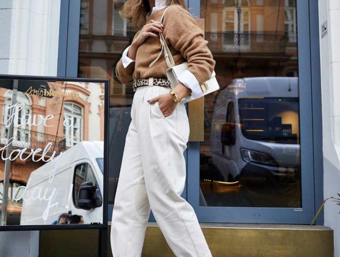 elegantes styling weite jeans damen weiß beiger pullover mit weißem hemd mini handtasche street style inspo
