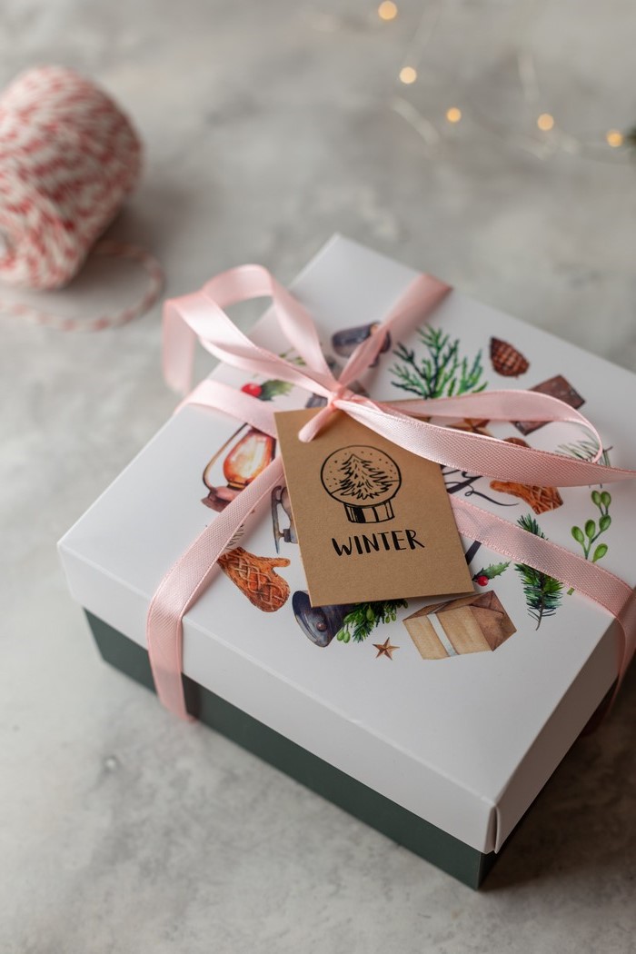 eltern beschenken was auswählen gute entscheidnungen abo box für eltern box mit rosa schleife winter karte