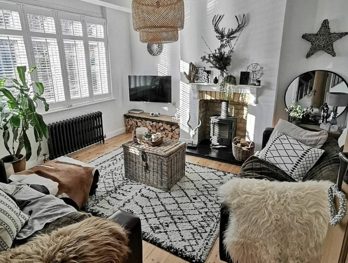flauschige decken zwei schwarze sofa moderne einrichtung 2021 wohnzimmer skandinavischer stil inspo
