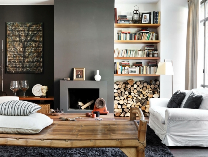 flauschiger dunkler teppich großer tisch aus holz kleines weißes sofa wohnzimmer skandinavischer stil mit kamin inneneinrichtung 2021 modern