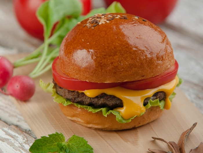 frische tomaten burger selber machen rezept ein hamburger mit geschmolzenem käse
