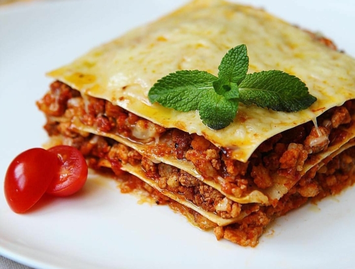 geschnittene frische tomaten lasagne selber machen rezept eine lasagne mit hackfleisch und basilikum
