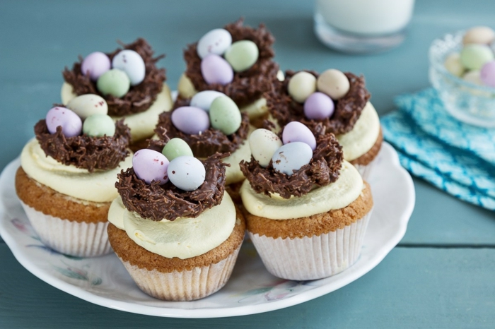 grüne und violette schokoeier ein muffin mit schokolade ostern backen