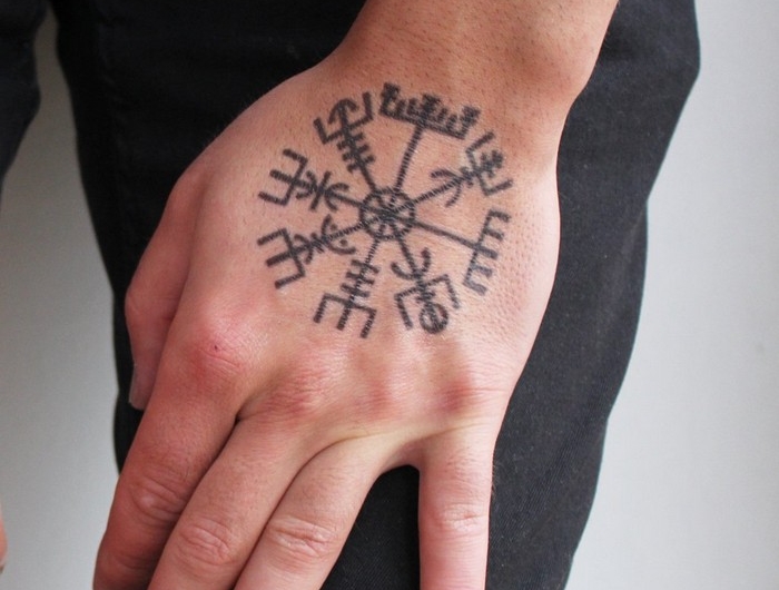 helm von awe runnen tattoo tattoo wikinger nordische mythologie tattoo hand schwarze tattoo germanische runen
