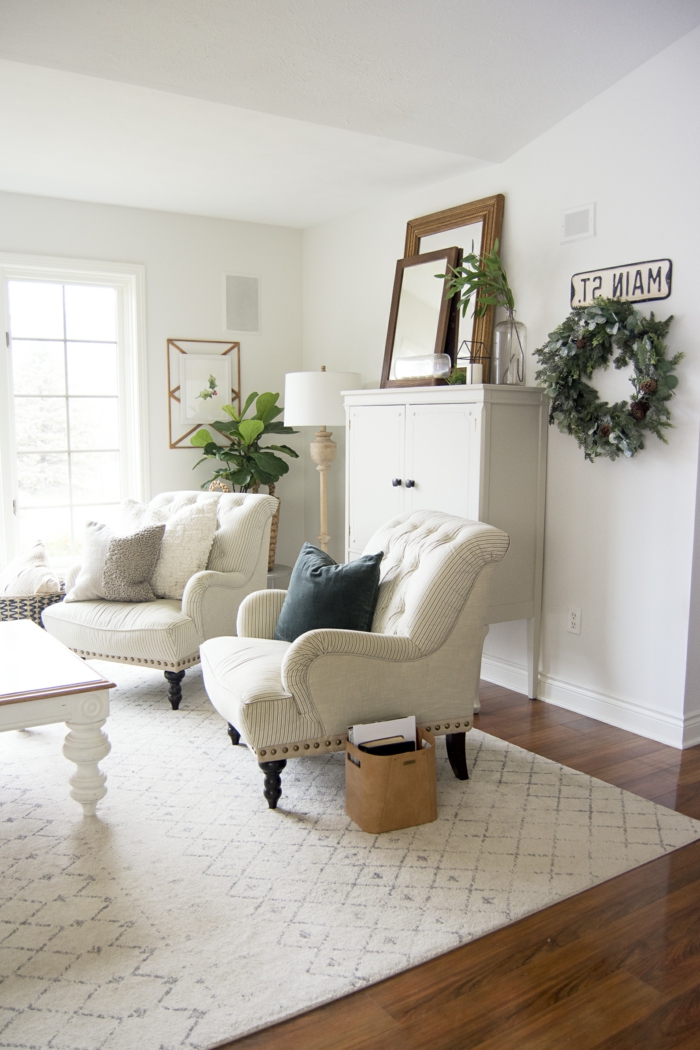 hygge wohnzimmer minimalistische einrichtung wieße sessel und teppich holzboden neutrale farben einrichtung inspiration