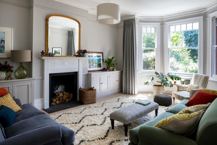 hygge wohnzimmer mit kamin und spiegel zwei sofas in grün und blau hyggelig wohnen ideen und inspiration 2021
