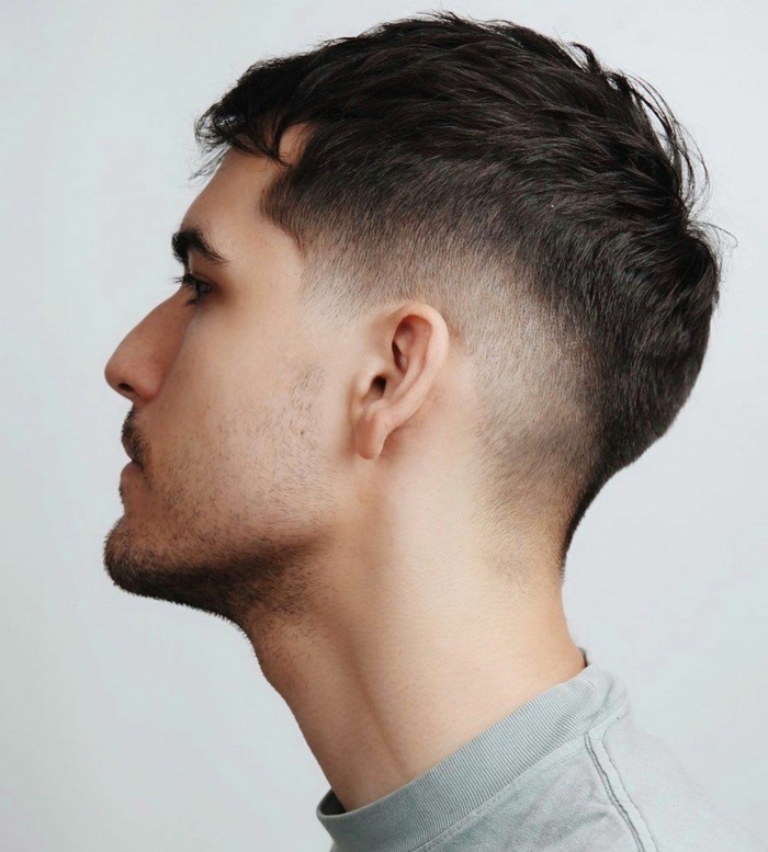 ideen herren frisuren für männer sehr kurz coole männerfrisuren inspo mann mit schwarzen haaren