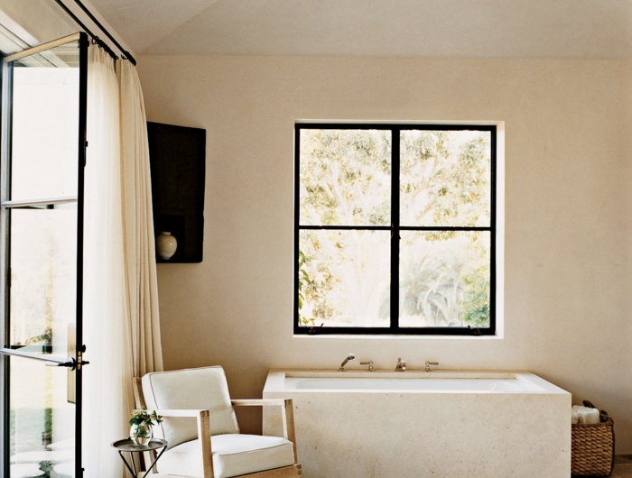 inneneinrichtung inspiration minimalistische gestaltung beige farben moderner stuhl weiße polsterung fenster mit schwarzen rahmen hygge einrichtung