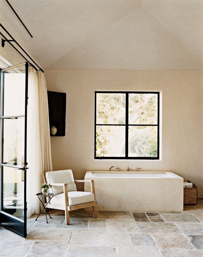 inneneinrichtung inspiration minimalistische gestaltung beige farben moderner stuhl weiße polsterung fenster mit schwarzen rahmen hygge einrichtung