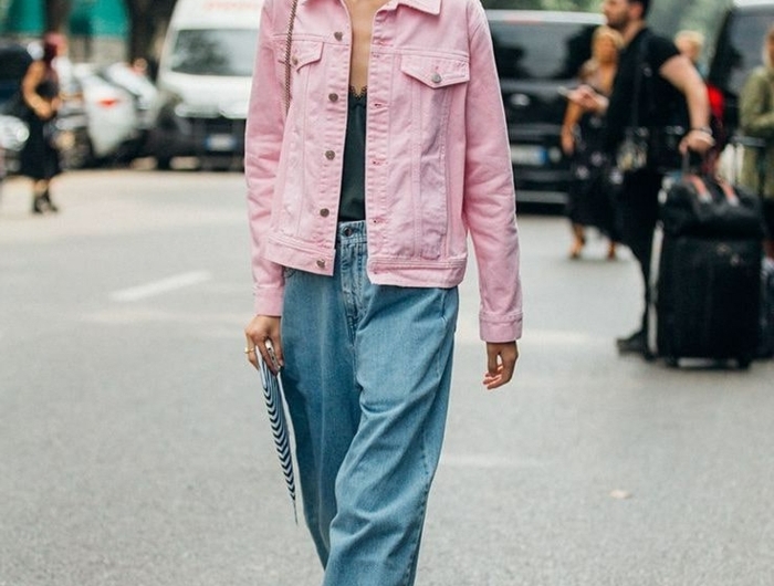 inspo street style pinke jeans jacke weite hellblaue jeans damen casual outfit inspiration große runde sonnenbrillen flaushige schuhe
