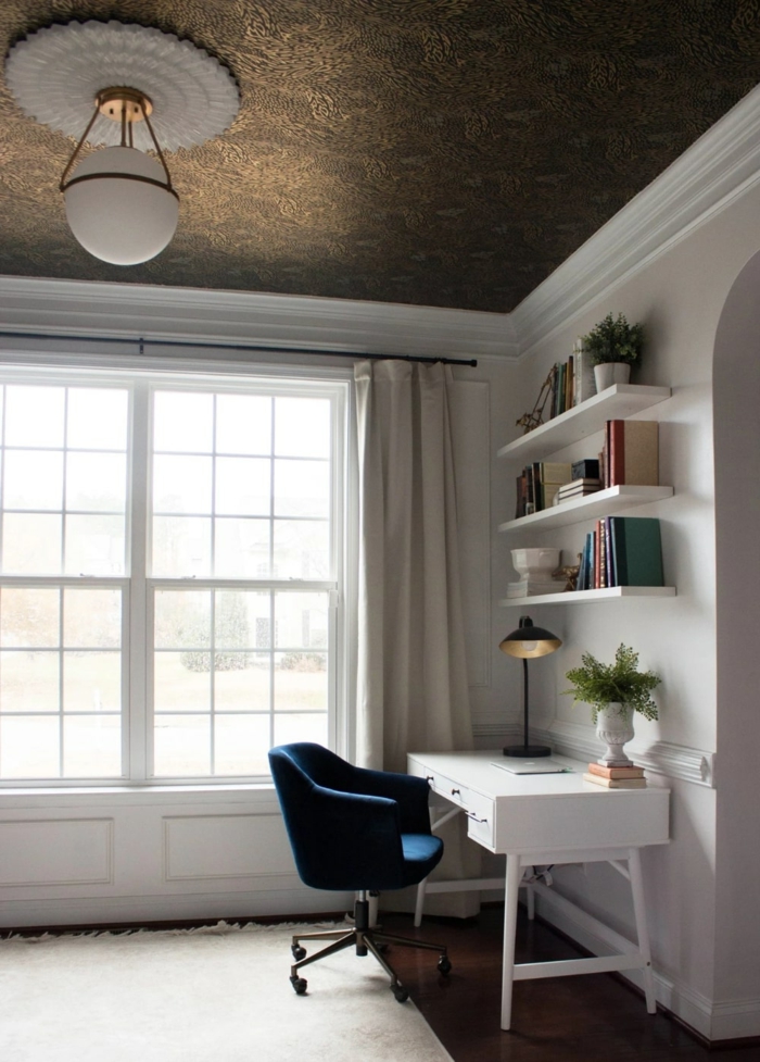 interior design ideen und inspiration goldenen decke blauer stuhl weißer schreibtisch hygge möbel modern inspo