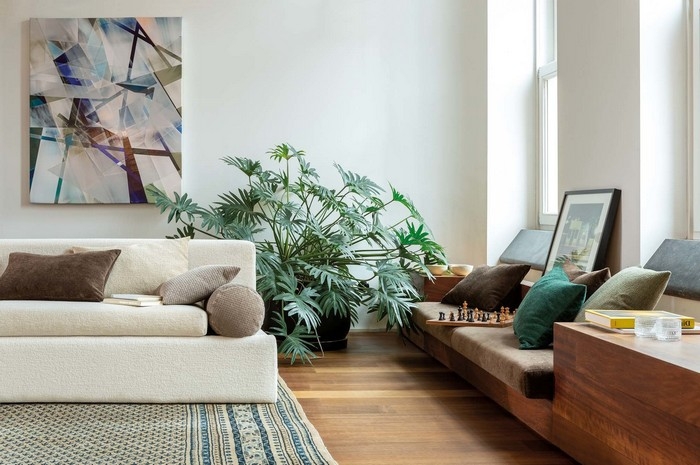 japanische einrichtung wabi sabi wohnzimmer japanischer stil wabi sabi interior weißes sofa holzschrank große pflanze