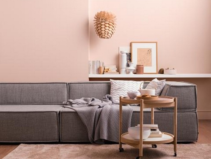 japanischer einrichtungsstil wabi sabi interior japanisches wohnzimmer wohnzimmer japanisch einrichten sofa niedrig grau rosa wände holzdeko