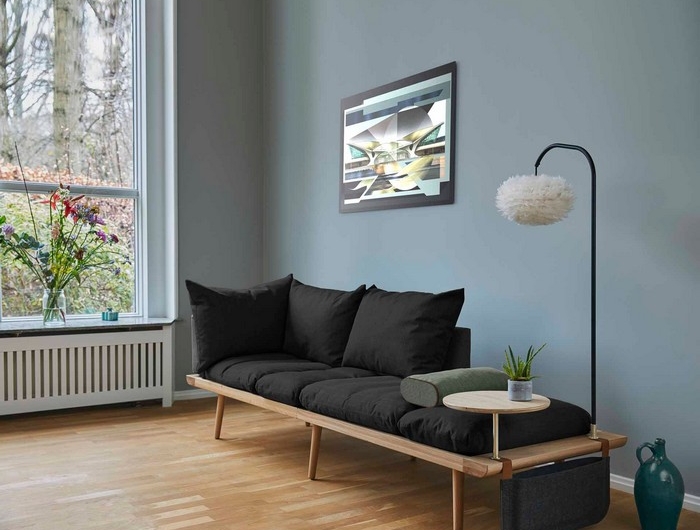japanischer einrichtungsstil wabi sabi interor wabi sabi wohnen wohnzimmer japanisch einrichten japanischer minimalismus japanisches wohnzimmer graues sofa standlampe bild graue wände
