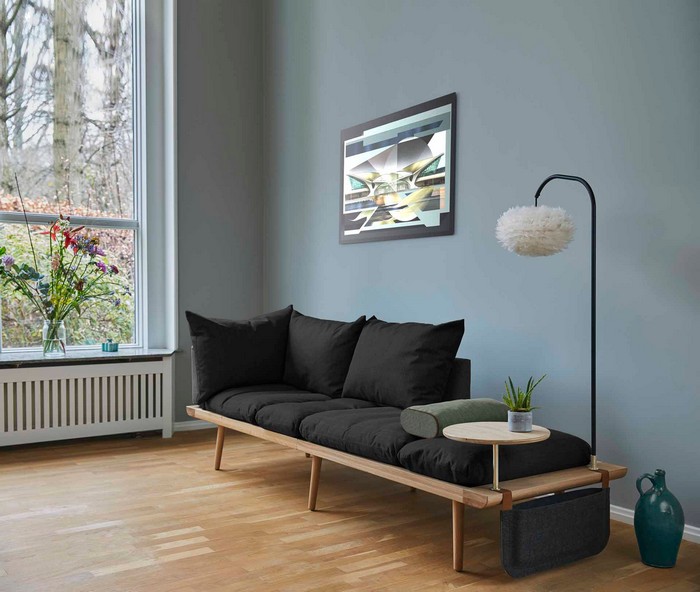 japanischer einrichtungsstil wabi sabi interor wabi sabi wohnen wohnzimmer japanisch einrichten japanischer minimalismus japanisches wohnzimmer graues sofa standlampe bild graue wände