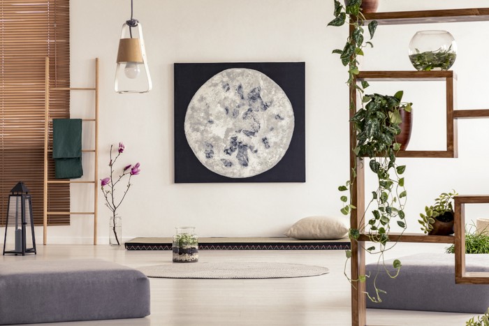 japanischer einrichtungsstil wabi sabi wohnen japanisches wohnzimmer japanische einrichtung minimalistisch regal fotoplakat mond lampen aus glas weiße wände