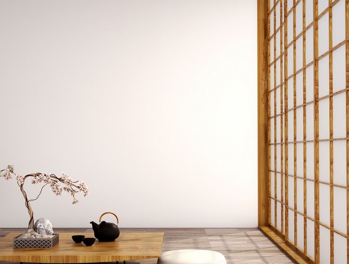 japanischer einrichtungsstil wohnzimmer japanisch einrichten wabi sabi wohnen wabi sabi interior japansiche wohnung niedriger teetisch kopfkissen am boden holzwand japanischer minimalismus