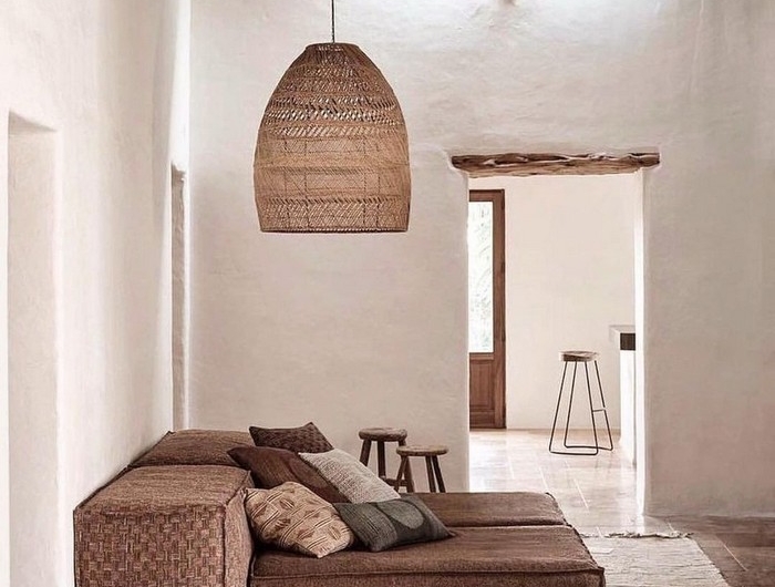 japanischer minimalismus japanische wohnung wabi sabi interior japanischer einrichtungsstil wohnzimmer niedriger sofa braun papierlampe