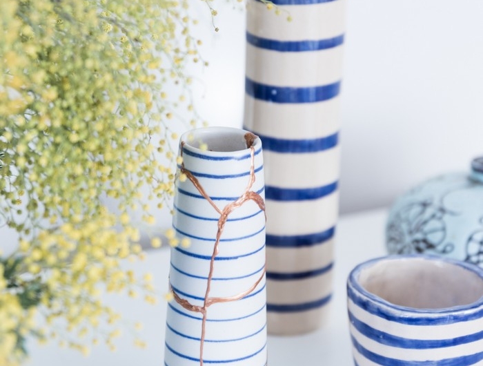 japanischer minimalismus japanischer einrichtungsstil japanische wohnung wabi sabi interior kintsugi kunst drei vasen keramik wabi sabi wohnen