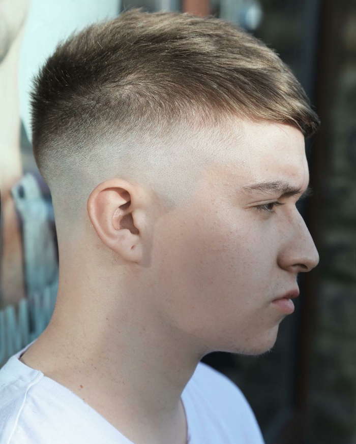 junger mann mit blonden haaren undercut frisur trend herrenfrisuren frisurentrends 2021 inspiration