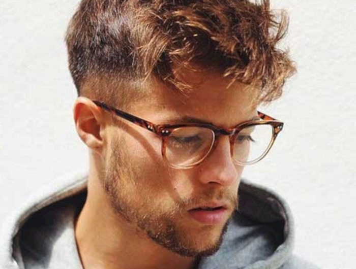 junger mann mit runden braunen brillen grauer sweatshirt moderne männerfrisuren kurz und lang