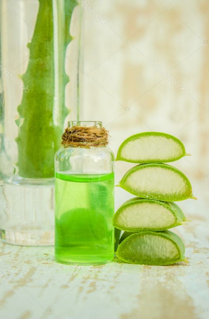 kleine flasche mit aloe vera gel haare kleine stücke aloe haarpflege rezepte selber machen