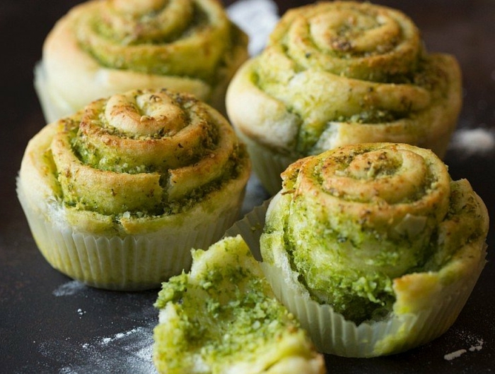 kleine grüne bärlauch muffins mit gemüse und bärlauch blättern