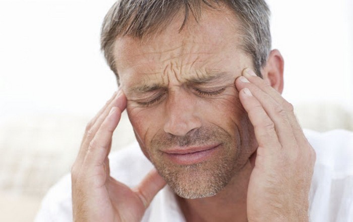 kopfschmerzen beiden seitenkopfschmerzen ursachen was tun bei kopfschmerzen migräne was hilft mann hält den kopf beiden seiten kopfschmerzen