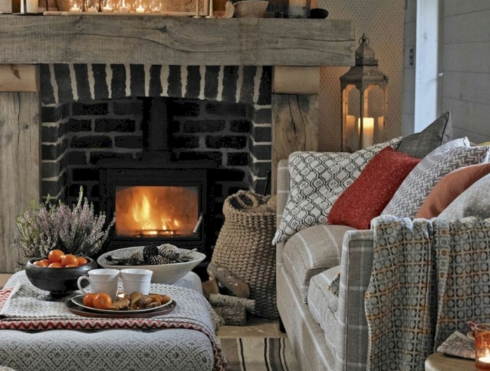 kuscheliges wohnzimmer mit kamin hygge möbel großes gemütliches sofa grau mit bunten deko kissen