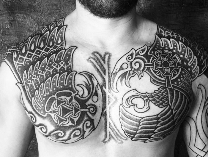 lebensrune nordische symbole odal rune zwilllingsraben tattoo wikinger germanische runen nordische runen raben brust mann schwarz
