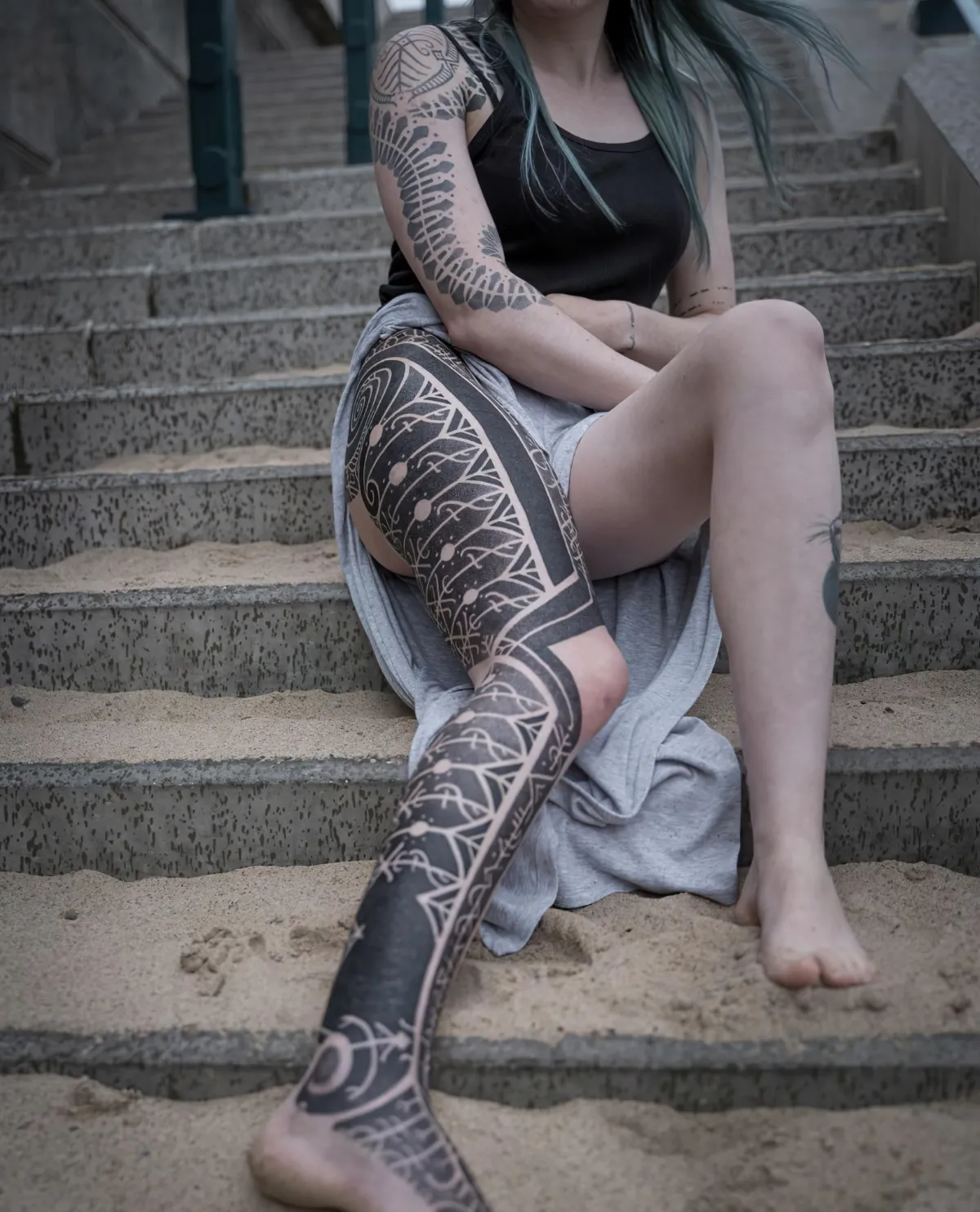 leg sleeve tattoo frau am rechten bein vikinger ornamente