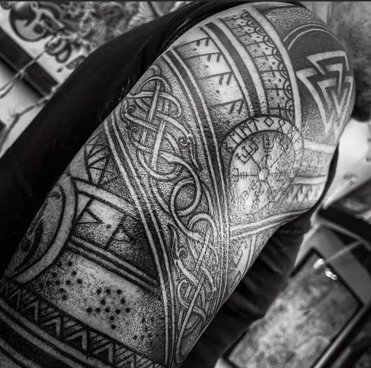 leg sleeve tattoo skandinavische ornamente