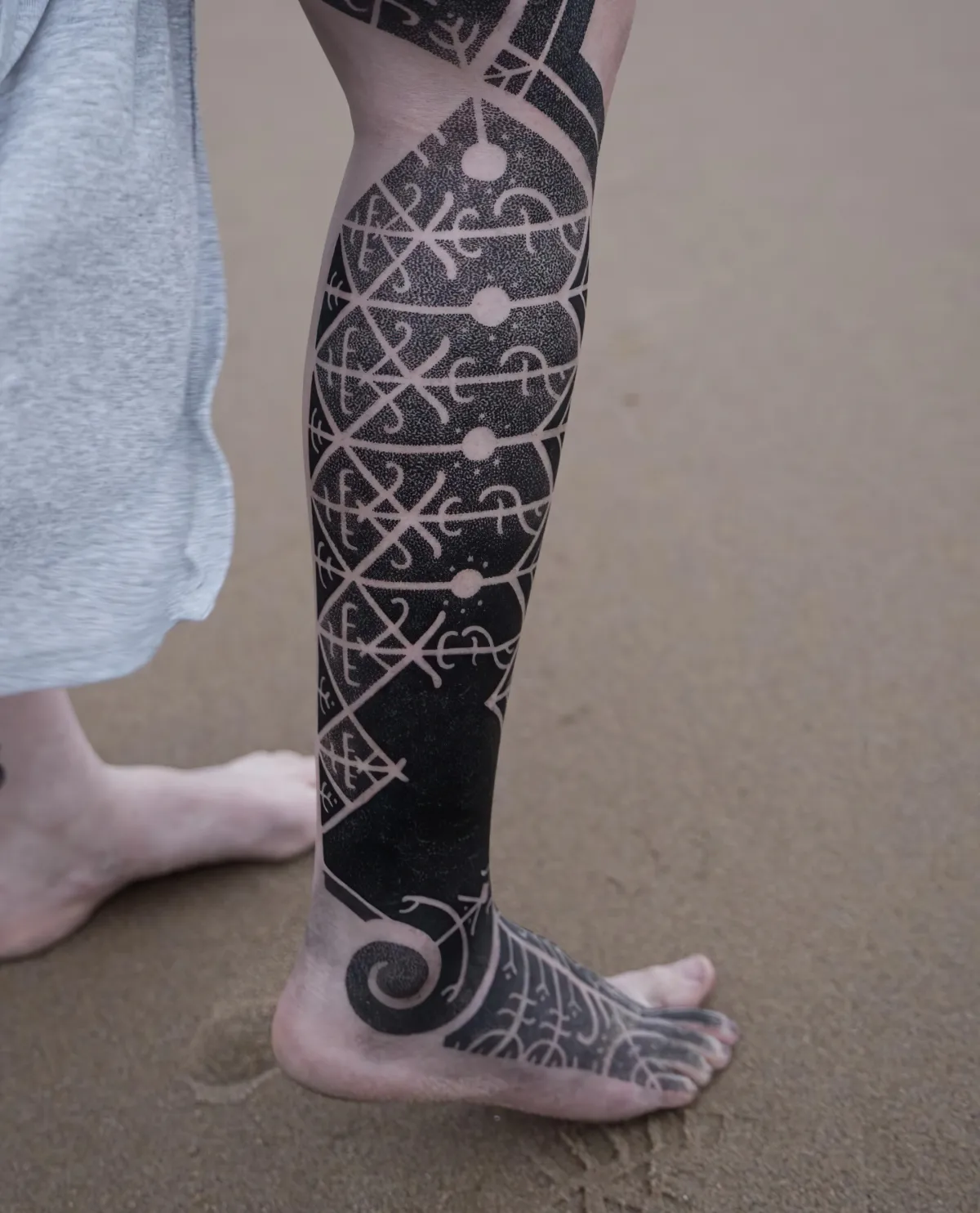 leg sleeve tattoo vikinger motive skandinavische mythologie
